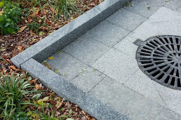 Manhole Cover Black Metal Lattice City Park Pedestrian Sidewalk Paved — Stock Photo, Image