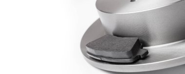 Fren balataları, fren diski, yedek yedek araba fren ayakkabısı, beyaz arka planda izole edilmiş, fotokopi alanı ile yakın plan, kimse yok..