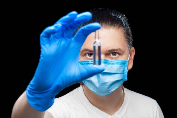 Γιατρός Προστατευτική Μάσκα Και Αποστειρωμένα Γάντια Κρατά Γυάλινη Φύσιγγα Εμβόλιο — Φωτογραφία Αρχείου