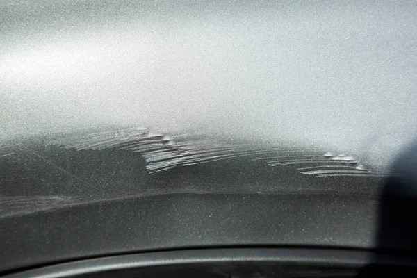 Κατεστραμμένο Φτερό Ενός Αυτοκινήτου Είναι Γδαρμένο Λόγω Ατυχήματος Closeup Μεταλλική — Φωτογραφία Αρχείου