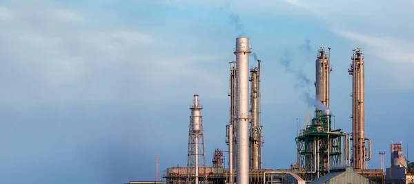 Eisenrohre Einer Chemiefabrik Zur Herstellung Umweltgefährdender Industrieprodukte Vor Dem Hintergrund — Stockfoto