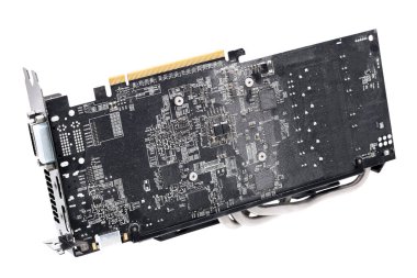 PCB bilgisayar aygıtı bileşeninin tozlu video kartı gerisinde konnektör tozlu aşırı ısınma ve arıza problemi ile siyah tasarım, beyaz arkaplanda grafik gpu izole.