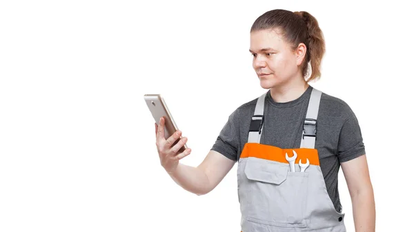 Empleado Mono Uniforme Gris Con Una Llave Bolsillo Sostiene Dispositivo — Foto de Stock