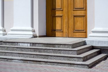 Tapınağın ahşap kapısının girişinde eşiği olan granit bir merdiven. Güneş ışığı mimari binasıyla aydınlatılmış beyaz duvarları olan kimse yok..