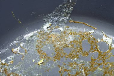 Kızartma tavasının dibi ve yanmış yumurtalar seramiğe yakın kaplama, yemek pişirmek için kirli tabaklar, hiç kimse.