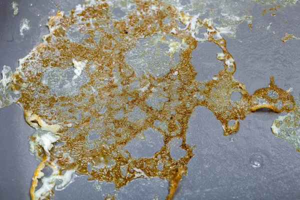 Kavrulmuş yumurta kabuğu seramik bir kızartma tavasında Polytetrafluoretilen olmayan yakın kaplama, kirli mutfak gereçleri sıcak kızartma pişirmek için, kimse.