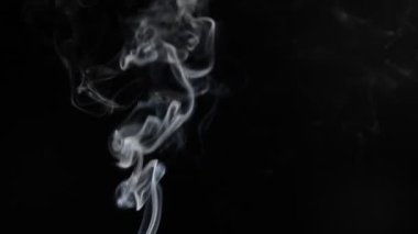 Yükselen beyaz duman bulutları siyah arkaplanda kopya alanı ile izole edildi.