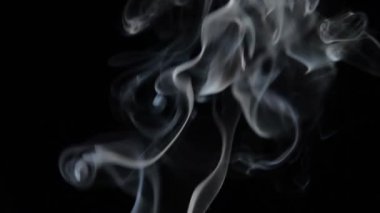 Yükselen beyaz duman bulutları siyah arkaplanda kopya alanı ile izole edildi.