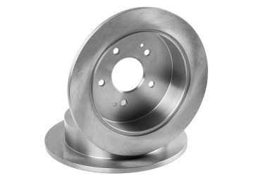 Fren diskleri çelik araba yedek parçaları biri diğerinin üzerinde duruyor, arka fren sistemi parçaları beyaz arka planda izole edilmiş..