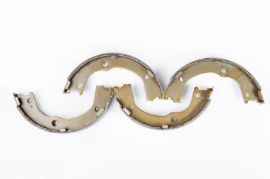 Çelik arabanın üzerinde asbest alaşımlı dört varil fren ayakkabısı beyaz arka planda izole edilmiş yedek parça pedleri, hiç kimse.