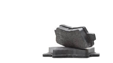 Çift fren pedleri araba yedek parçaları, araç nesneleri fren ayakkabıları kiti beyaz zemin üzerinde izole edilmiş kopyalama alanı ile.