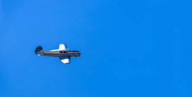 Küçük bir pervaneli uçak özel iş uçuşlarında açık mavi gökyüzünde uçar, kimse.