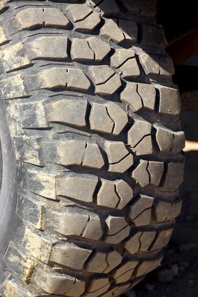Neumático Sucio Con Banda Rodadura Áspera Para Primer Plano Conducción — Foto de Stock