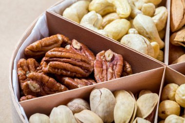 Farklı fındıklar için hücreleri olan ahşap kutu sağlıklı protein diyeti yakın plan ceviz, hiç kimse.