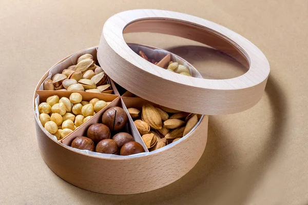 木制圆形礼品盒 盒盖打开 有不同类型的坚果 素食者可以在纸制生态工艺背景下健康饮食 没有人 — 图库照片