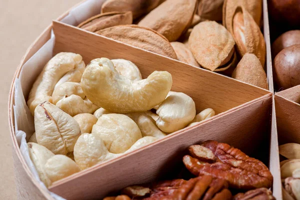 Dřevěná Krabice Buňkami Pro Různé Ořechy Potraviny Pro Zdravou Výživu — Stock fotografie