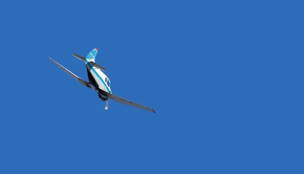 Pequeno Avião Hélice Única Voa Céu Azul Claro Voando Alto — Fotografia de Stock