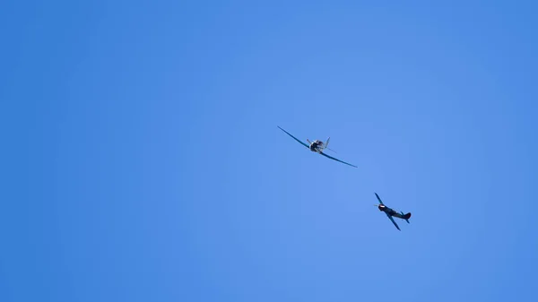 Two Single Propeller Aircraft Performing High Aerobatics Maneuvers High Blue — Stock Photo, Image