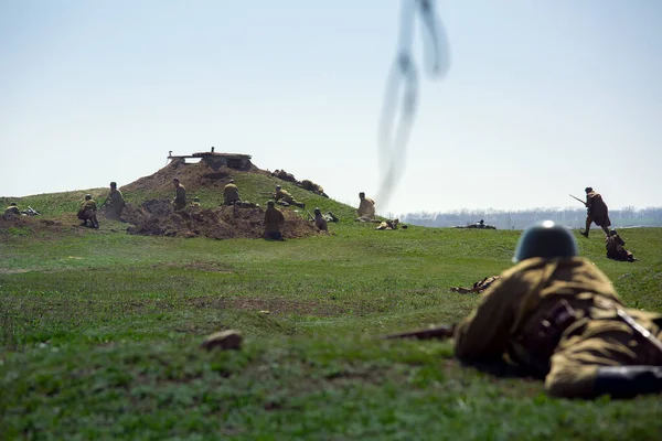 オデッサ ウクライナ 4月11 2021 第二次世界大戦の戦いに捧げられた軍事再建 戦場の兵士は風景の丘を登る — ストック写真