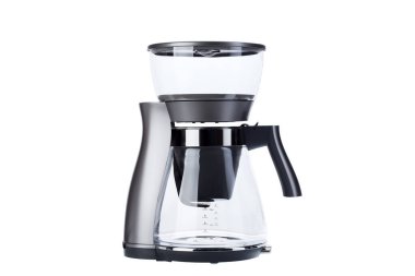 Beyaz arka planda izole edilmiş yeni demlenmiş ev aletleri için cam şişe ile damlatan kahve makinesi..