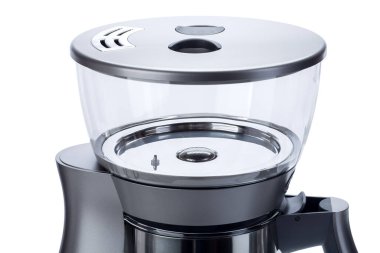 İçecek hazırlamak için cam matara ve su ısıtıcısı beyaz arka planda izole edilmiş ev aletleri..