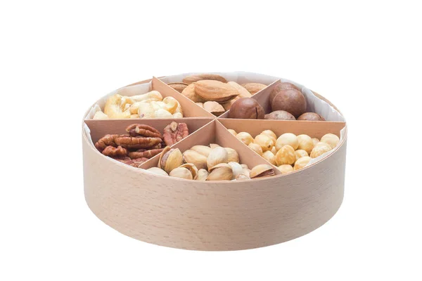 木制圆形礼品盒 装有三角细胞 混合了不同种类的坚果 供素食主义者在白色背景下进行健康饮食 — 图库照片