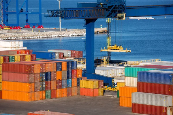 Zware Hijskraan Voor Het Lossen Sorteren Van Veelkleurige Containers Aan — Stockfoto