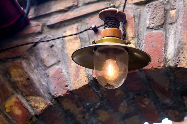 Linterna Luz Calle Retro Pared Ladrillo Con Lámpara Eléctrica Edison —  Fotos de Stock