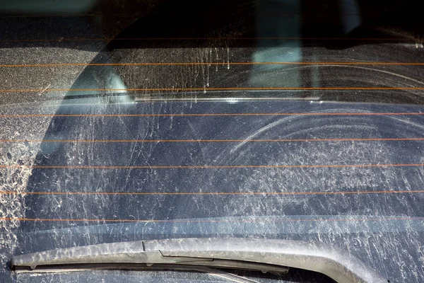 Πίσω Παράθυρο Ενός Βρώμικου Αυτοκινήτου Υαλοκαθαριστήρα Που Καλύπτεται Ένα Στρώμα — Φωτογραφία Αρχείου