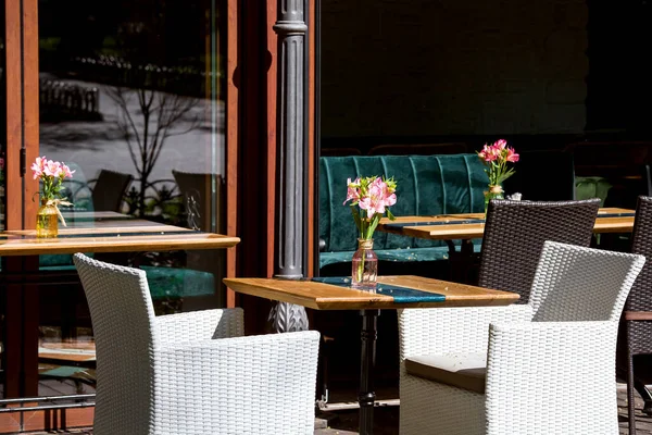 Terraza Aire Libre Cafetería Con Mesas Madera Con Jarrón Vidrio — Foto de Stock