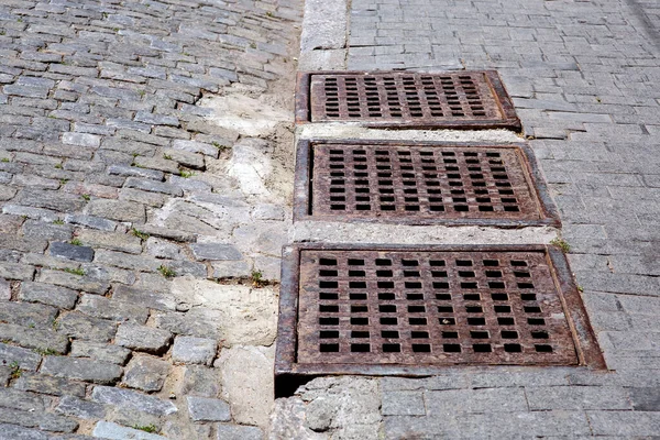 Sistema Drenagem Infra Estrutura Cidade Com Grade Ferro Enferrujado Grade — Fotografia de Stock