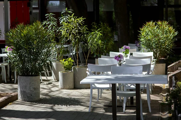 Terraço Restaurante Rua Com Cadeiras Madeira Brancas Mesas Com Vaso — Fotografia de Stock