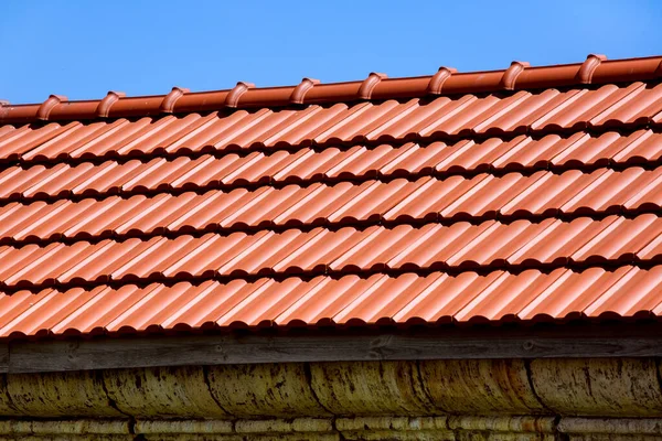 Oranje Keramische Dakpannen Die Het Dak Van Het Huis Bedekken — Stockfoto