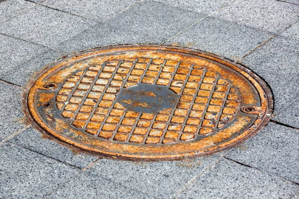 Portello Rotondo Ferro Arrugginito Marciapiede Pedonale Pietra Grigia Piastrelle Granito — Foto Stock