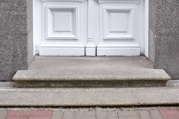 Umbral Granito Puerta Entrada Madera Blanca Revestimiento Fachada Gris Antiguo — Foto de Stock