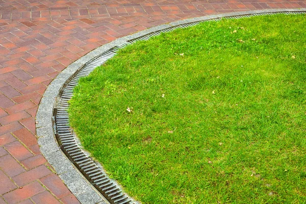 Curved Iron Grid Drainage System Park Green Lawn Meadow Walkway — Stock Photo, Image