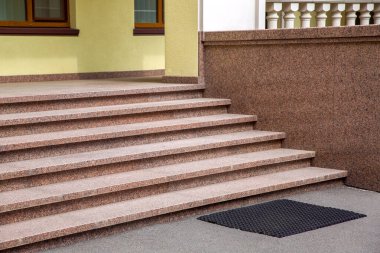 Binanın dış cephesinde verandaya yakın granit merdivenler, pencereler ve balyalarla bir evin mimarisi, hiç kimse.