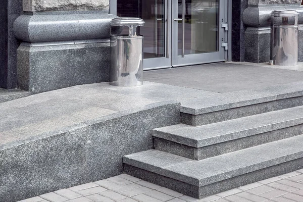 Paso Porche Gris Granito Con Una Alfombra Pie Entrada Puerta — Foto de Stock