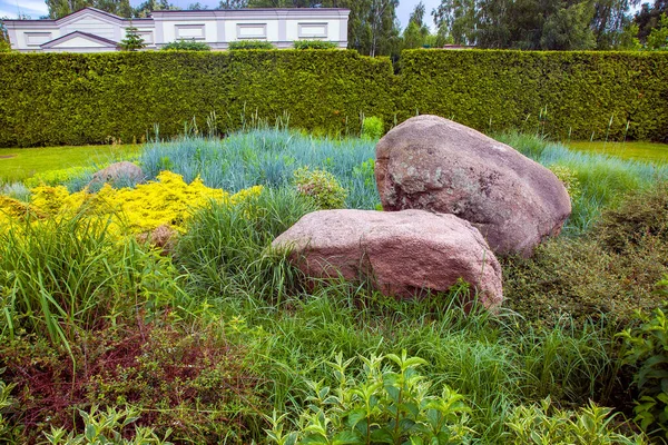 Skalka Dvěma Velkými Přírodními Kameny Mezi Zelenými Rostlinami Zahradní Úpravy — Stock fotografie