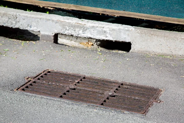 Grata Drenaggio Tombino Rettangolare Una Strada Asfaltata Con Fosso Tempesta — Foto Stock