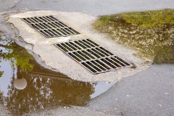 Odvodňovací Systém Mříží Pro Odvodnění Dešťové Vody Mokré Cestě Loužemi — Stock fotografie