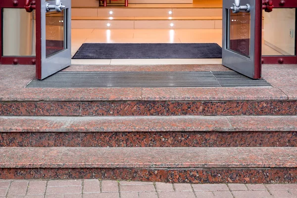 Escalera Mármol Con Escalones Granito Puerta Entrada Tienda Con Vidrio — Foto de Stock
