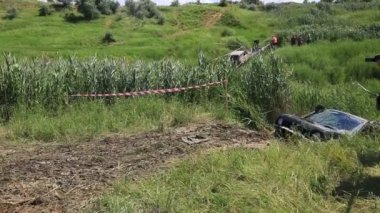 ODESSA, UKRAINE - Jule 03, 2021: Bataklıkları ve sazlıkları olan bir nehir boyunca uzanan bir rotayla yağmur ormanı off-road yarışması. Pis Suzuki Jimny arabası bataklıktan çıkmaya çalışıyor..