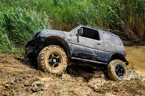 Ein Schwarzer Geländewagen Mit Seilwinde Und Großen Rädern Für Geländefahrten — Stockfoto