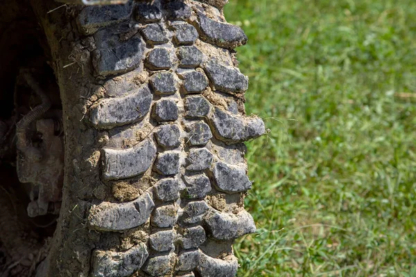 Opona Samochodowa Głębokim Bieżnikiem Jazdy Terenowej Jest Brudna Suchym Bagnie — Zdjęcie stockowe