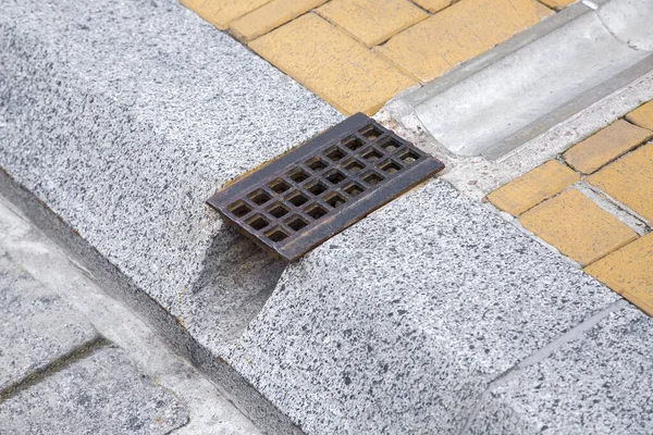 Entwässerungsrost Gitter Zur Entfernung Des Regenwassers Von Gehwegen Durch Graben — Stockfoto