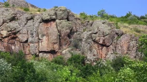 岩石山景与岩石和绿树 峡谷自然保护区布线视频 没有人 — 图库视频影像