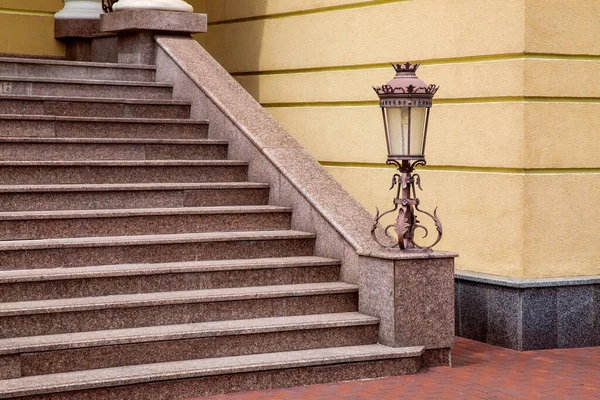 Escada Mármore Com Degraus Pedra Ferro Forjado Lanterna Estilo Retro — Fotografia de Stock
