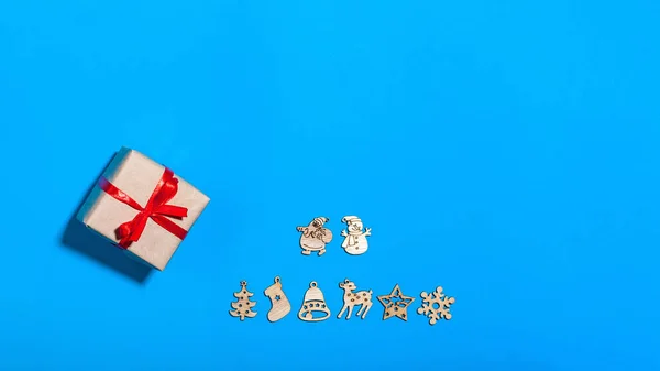 Weihnachtsgrußkarte Mit Holzfiguren Zum Thema Neujahr Und Geschenkschachtel Verpackt Bastelpapier — Stockfoto