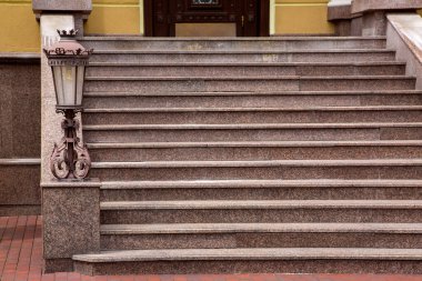 Mermer merdiven, taş basamaklar ve demir dövülmüş fener eski moda, evin mimarisine yakın çekim sokak ışıklandırması, hiç kimse.